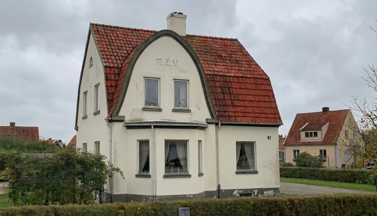 Villa med mossigt tak